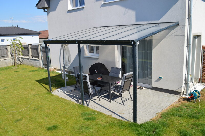 hliníková pergola LANITPLAST WALL 53 antracit + opál PC hliníková pergola LANITPLAST WALL 53 antracit + opál PC