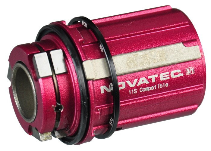 Novatec D2 ABG orech, 3-západkový, Shimano HG11, hliník, OEM Novatec D2 ABG orech, 3-západkový, Shimano HG11, hliník, OEM